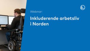 Webbinarium: Inkluderande arbetsliv i Norden. Man som arbetar vid skrivbord sittande i rullstol.