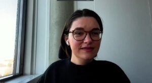 Porträtt av Stine Berre som ger en presentation via teams.