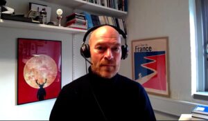 Porträtt av Thomas Bredgaard som ger en presentation digitalt.